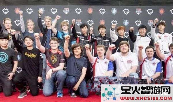 Faker在LOL2015全明星互问环节中表示:留在SKT完全没有理由离开这支战队